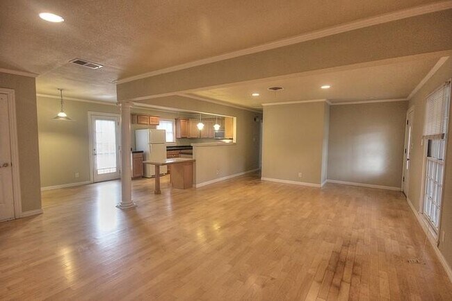 Primary Photo - 1204 W Oltorf St