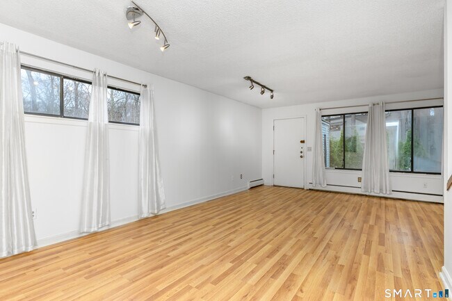 Building Photo - 5 Staunton Ct