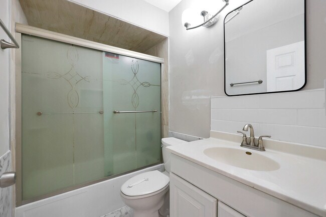 Building Photo - 1356 Larchmont Dr