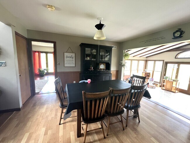 Building Photo - Spacious 4BR/3.5BA Single Family Home on 2...