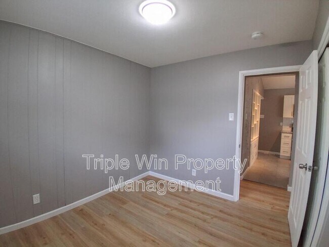 Building Photo - 524 Acorn Dr