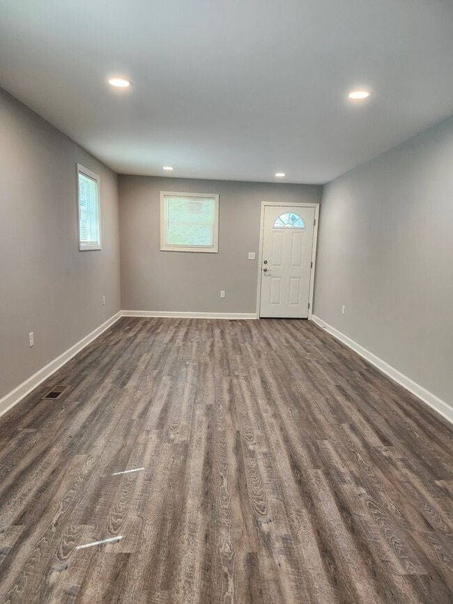 Building Photo - 2 bedroom 1 bath fully updated home in Eas...