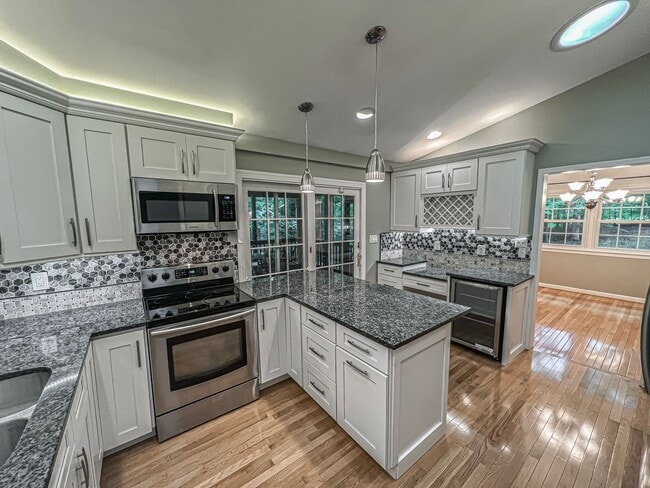 Building Photo - Remarkable Home With Spacious Deck And Detached Parking In A Quiet Cul De Sac In Woodbine Woods