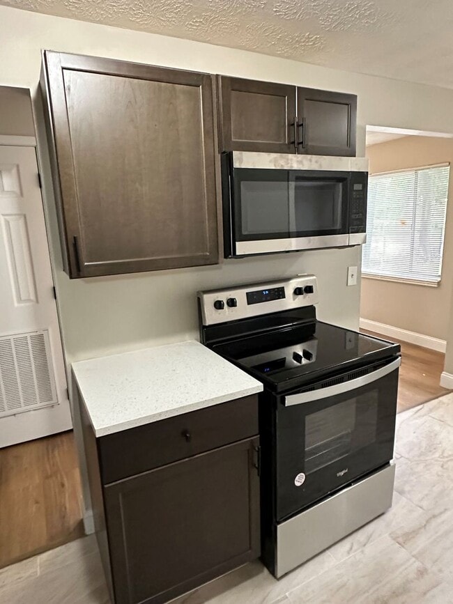 Building Photo - **4/2 BR Single Family home : Available Now