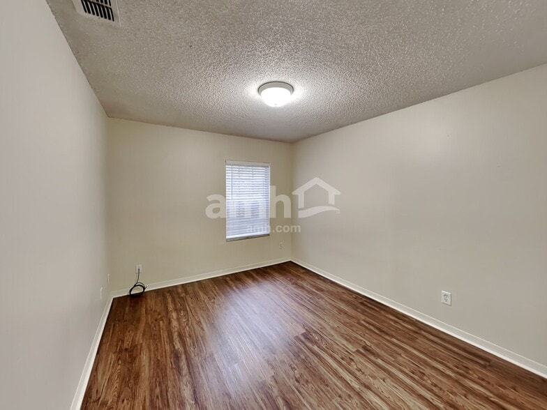 Building Photo - 4417 King Edward Dr