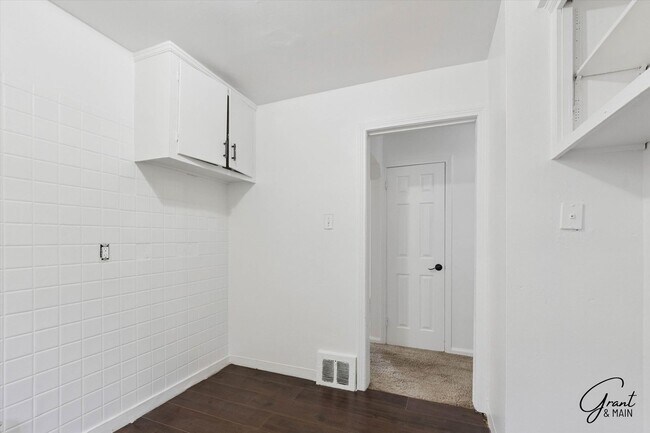 Building Photo - 3 Bedroom - 1 Bath- $1,150.00