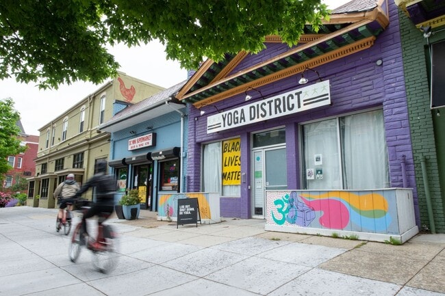 Building Photo - 2 Bedroom Beauty in Bloomingdale! Pets Wel...