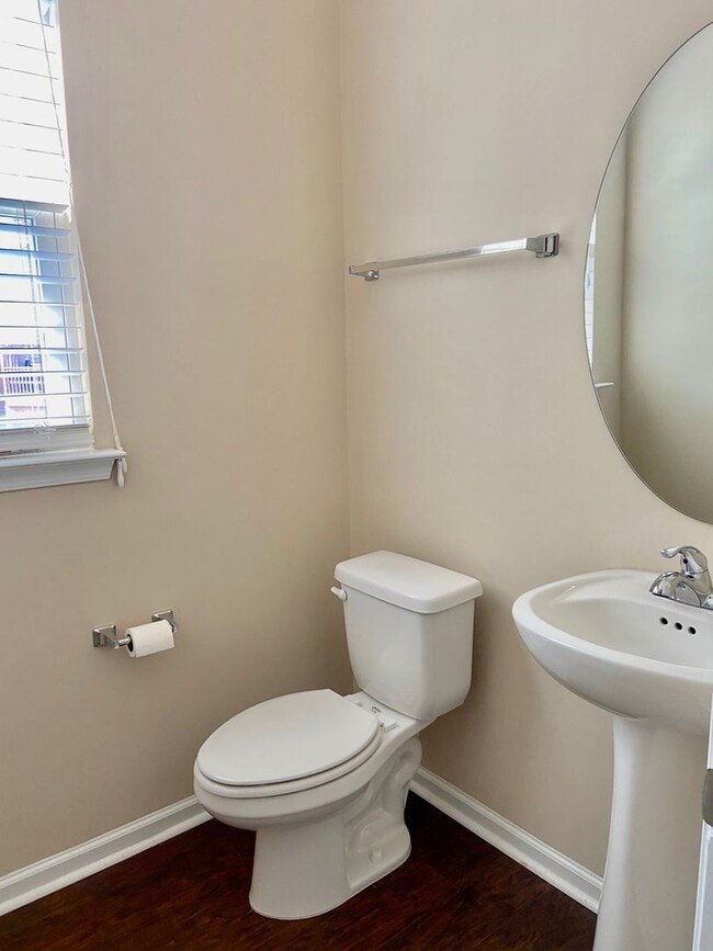 Building Photo - 4BD/3.5BA Gorgeous End Unit Townhouse with...