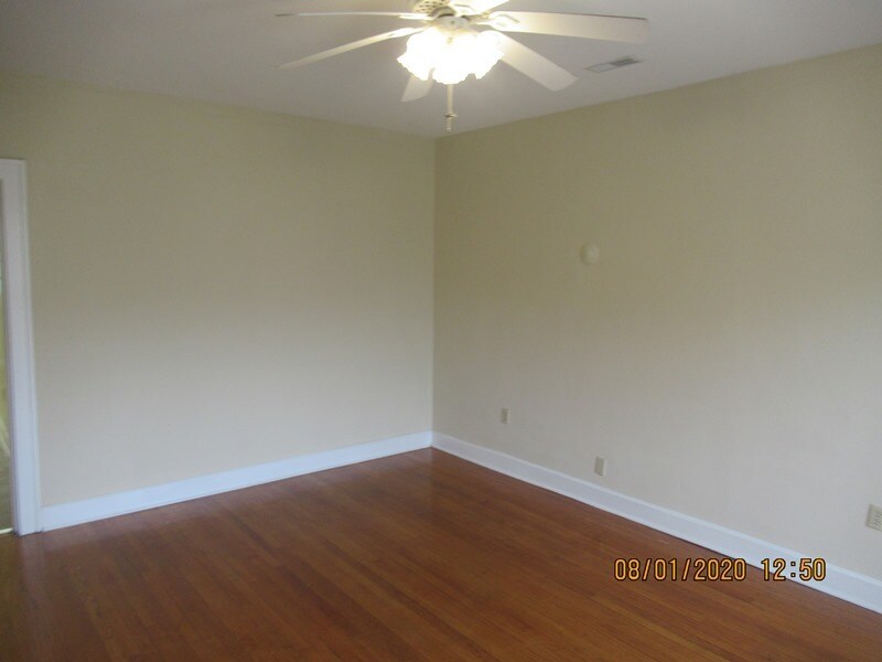 Building Photo - 719 E 7th St