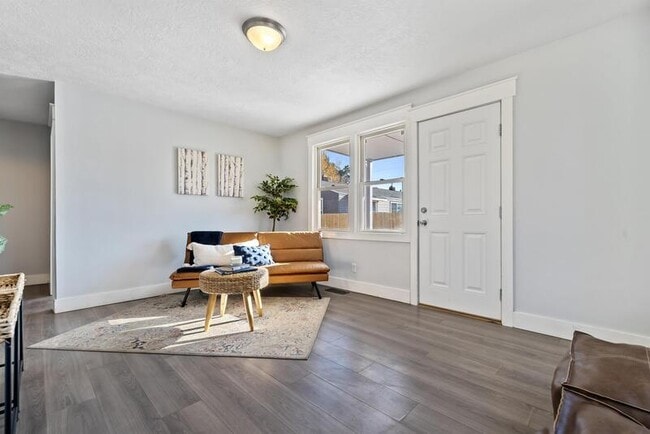 Building Photo - 3718 Custer Dr