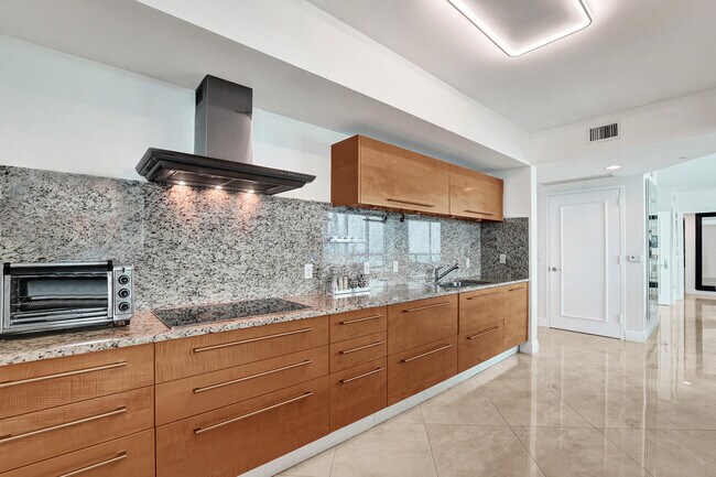 Building Photo - 101 S Fort Lauderdale Beach Blvd