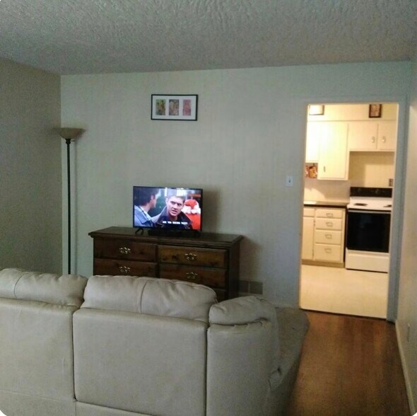 Fully furnished - 1070 E 21st St
