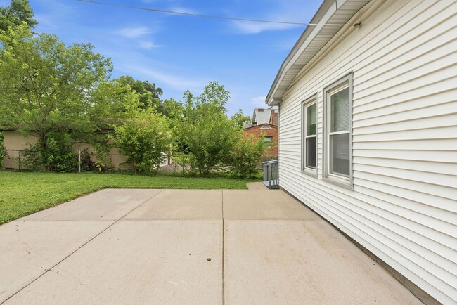 Building Photo - CHEVIOT: Charming 4 bed 2.5 bath 1 car detached garage