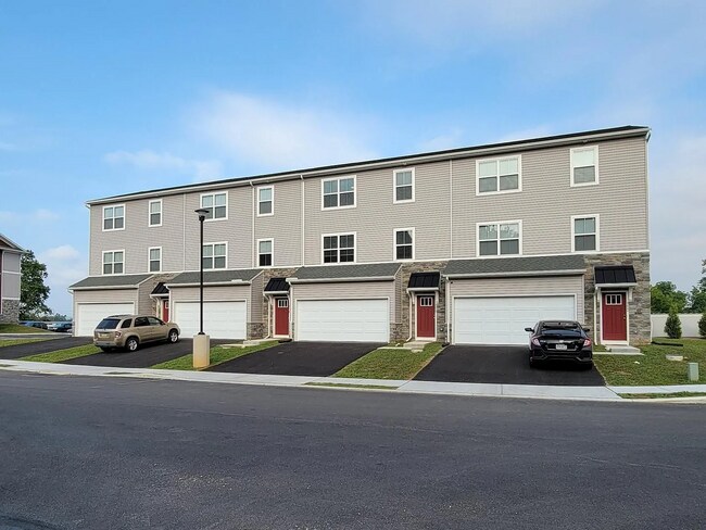Building Photo - This end unit Temple townhouse