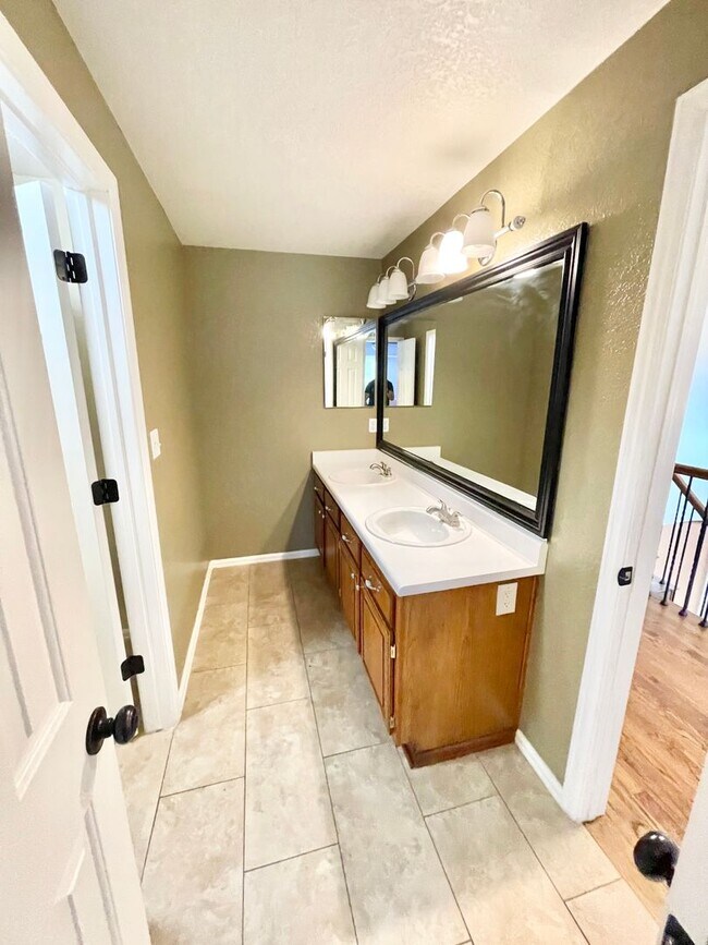 Building Photo - Large Clean Home in Aurora