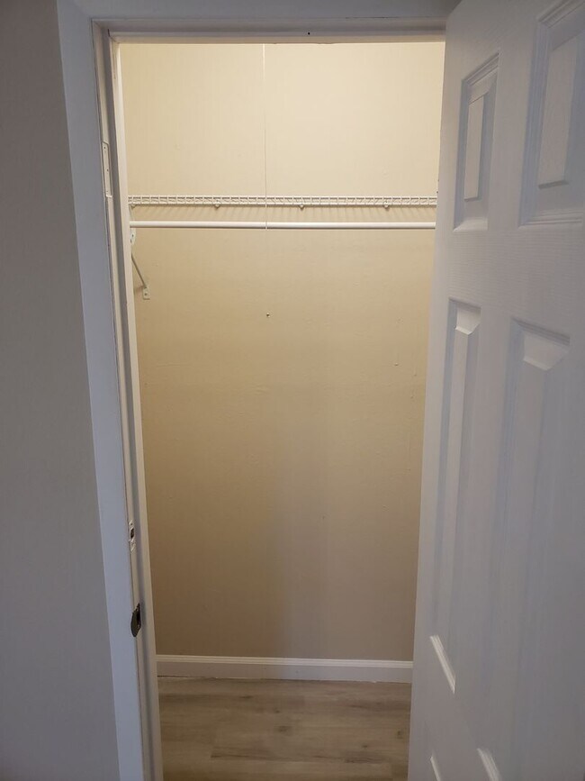 Building Photo - SPACIOUS 3 BEDROOM 2 BATH AVAILABLE NOW!!