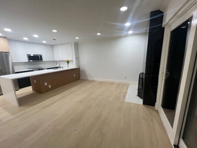 Building Photo - 910 W Hallam St