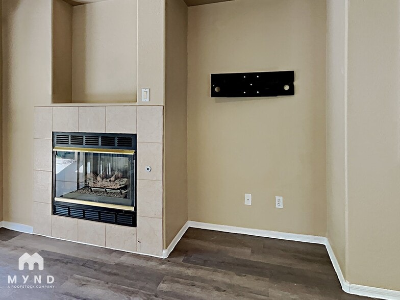 Building Photo - 685 E Cantebria Dr