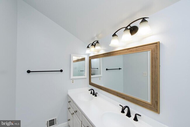 Building Photo - 3377 Lakeside View Dr
