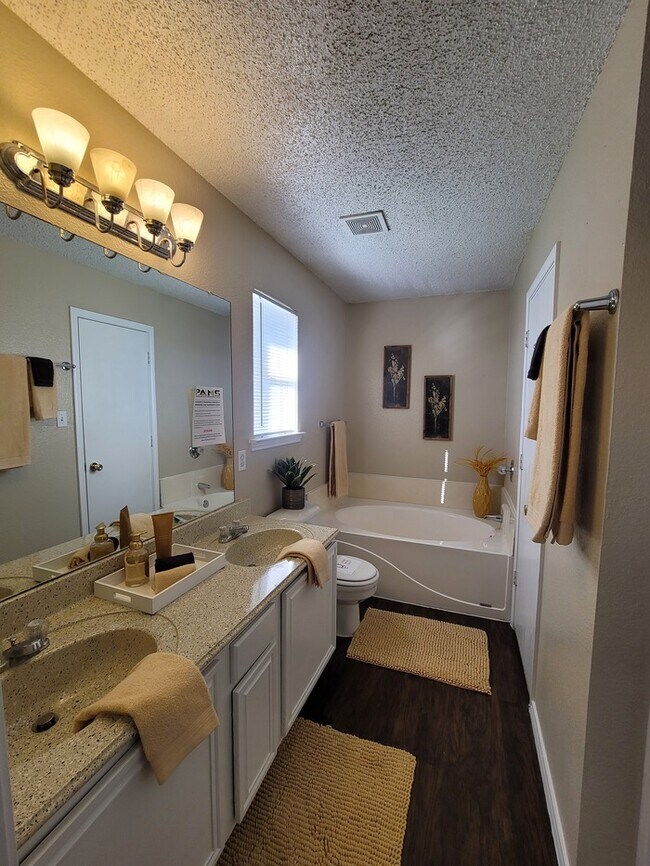 Building Photo - Cozy 3/2/2 in Fort Worth