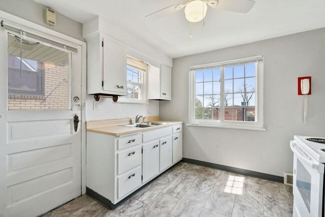 Building Photo - Recently Updated Single Family 3 Bedroom Home.  Available June 10th!