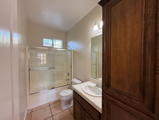 Building Photo - 5 bedrooms located in Redbridge Gated Community!