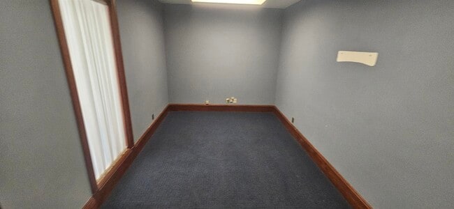 Building Photo - 502 Oak St