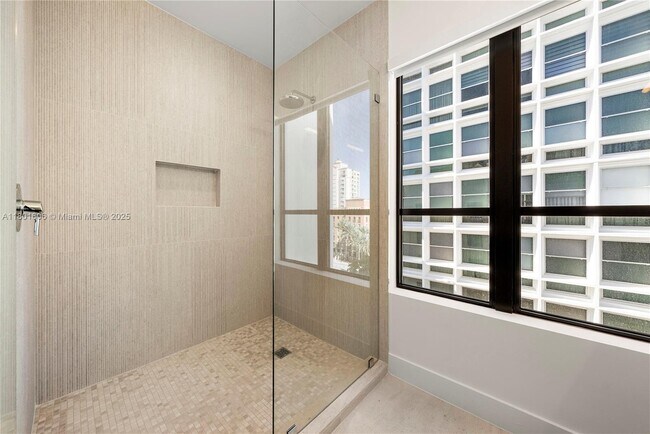 Building Photo - 701 Valencia Ave