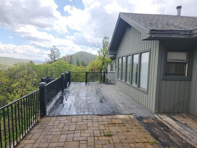 Building Photo - Large Private Luxury Home in Pinebrook  Es...