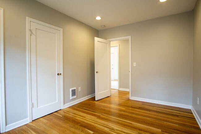 Building Photo - Charming NW 1-Bed Ready Late May!