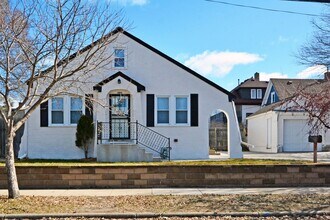 Building Photo - * Move In Special! * Beautiful 4-Bedroom, 1-Bathroom Home Available Now in NE Minneapolis!