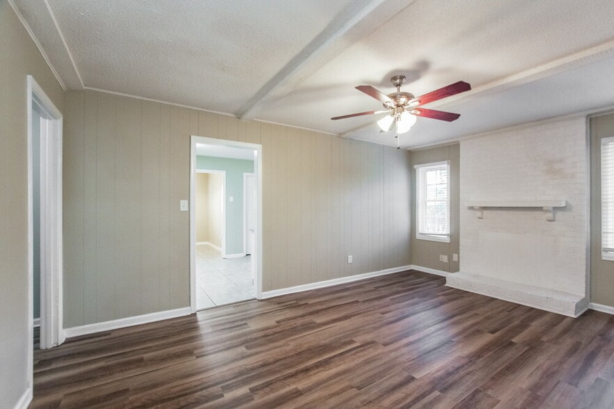 Building Photo - 2010 Longdale Dr