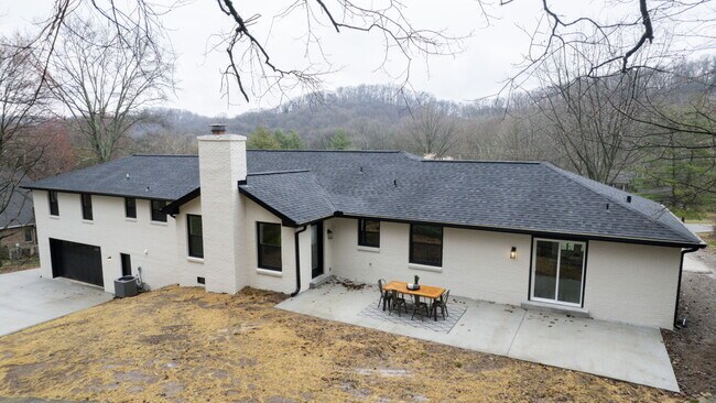 Building Photo - 5527 Hillview Dr