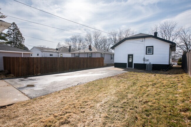 Building Photo - 1520 N Prairie Ave