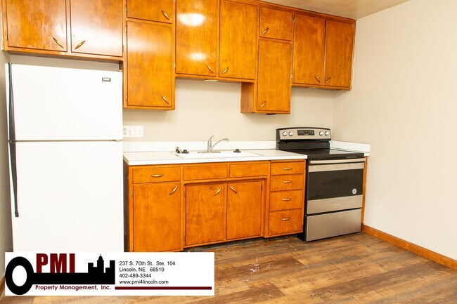 Building Photo - 2 Bedroom and 1.5 Bathroom Apartment Avail...