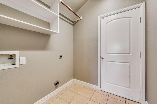 Building Photo - 409 Braewick Dr