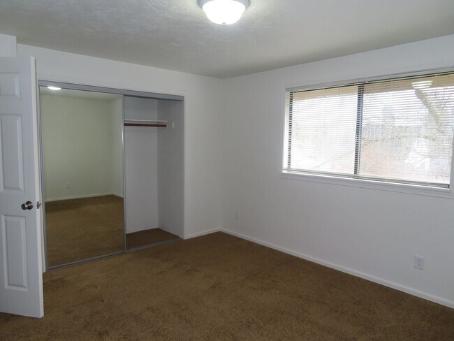 Building Photo - 2 Bed, 1.5 Bath Condo in The W. Eugene Nei...