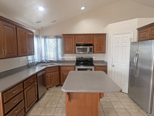 Building Photo - 4-Bed, 3.5 Bath Home with Scenic Views in South Ogden