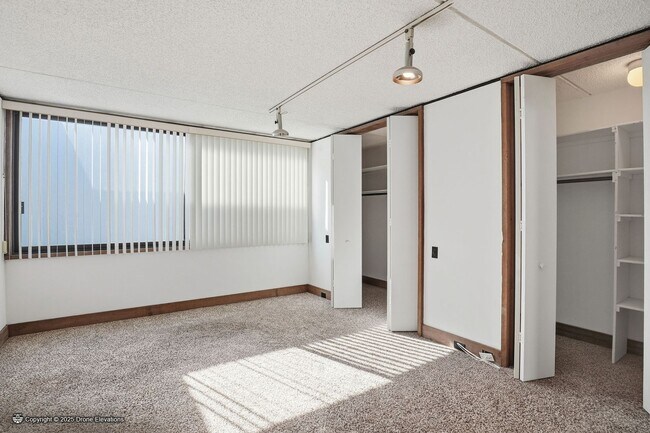 Building Photo - DOWNTOWN ~ Luxury Gene Leedy Townhouse ~ with Community Pool