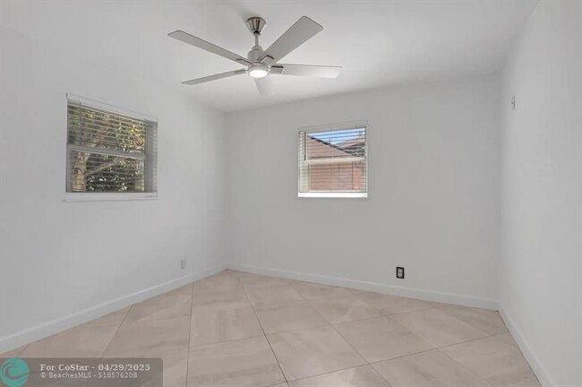Building Photo - 101 SE 10th Ct