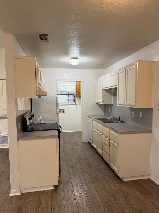 Building Photo - 802 Hackberry St