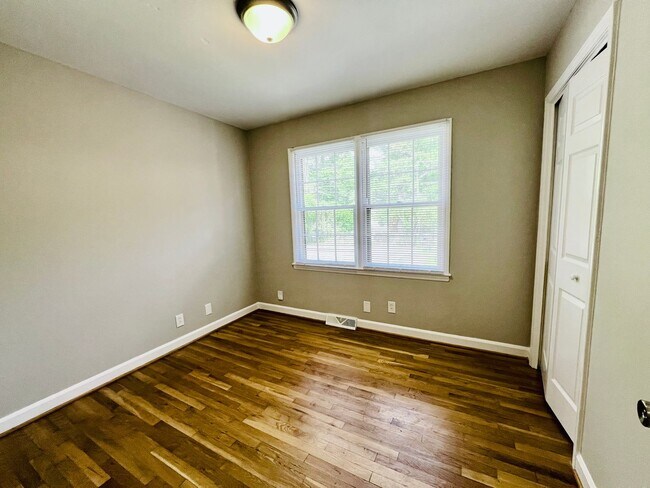 Building Photo - 3821 Rosehaven Dr