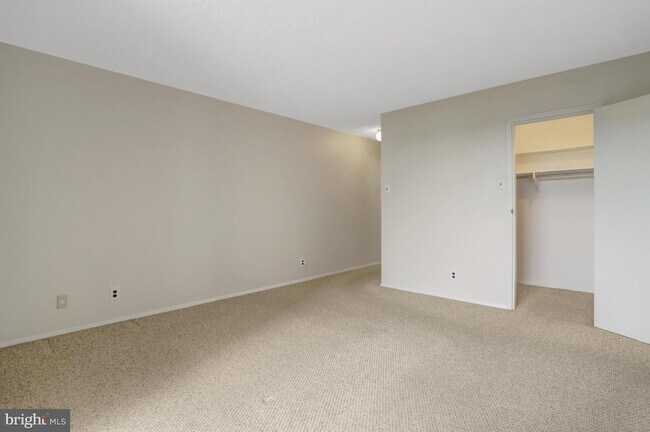 Building Photo - 3800 Fairfax Dr