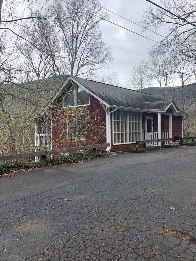 Building Photo - **Montreat Rentas** AVAILABLE January 1st, 2026-May 15th, 2026