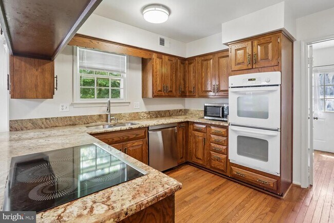 Building Photo - 903 Ridge Dr