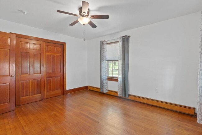 Building Photo - Brick 2-Bedroom Home Close to Farmville an...