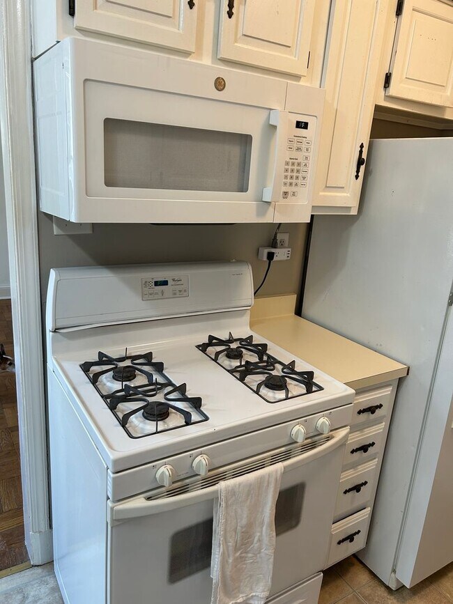 Building Photo - One Bedroom Apartment in Palisades NW Incl...