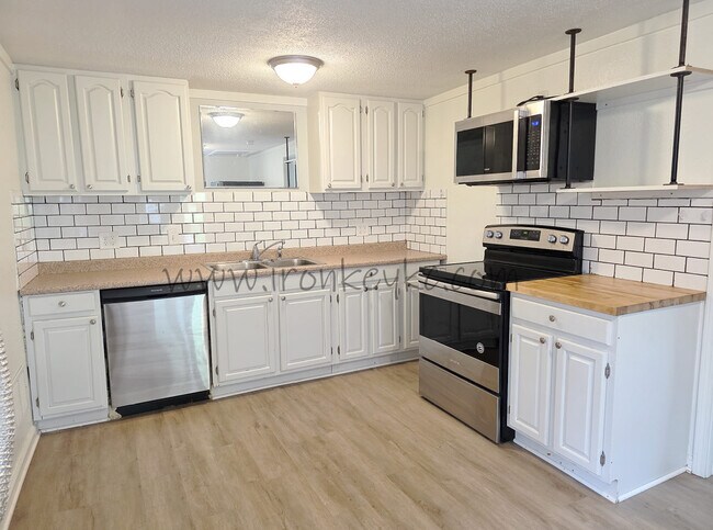 Building Photo - 8807 E 49th St