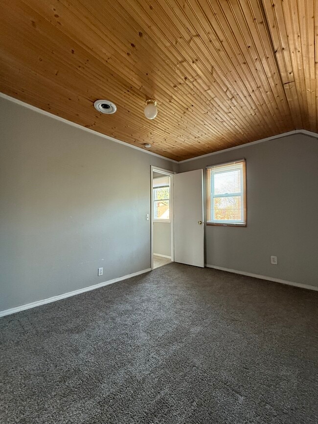 Building Photo - 320 9th Ave N