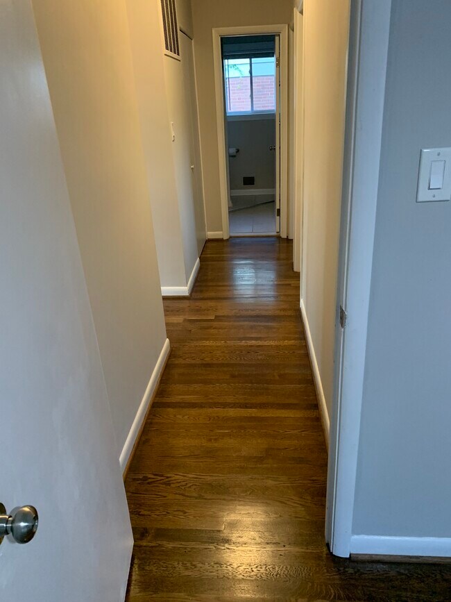 Building Photo - 10031 Renfrew Rd